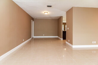 255 Las Palmas St in Royal Palm Beach, FL - Building Photo - Building Photo