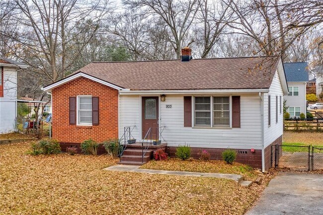 property at 933 Dell Ave SE