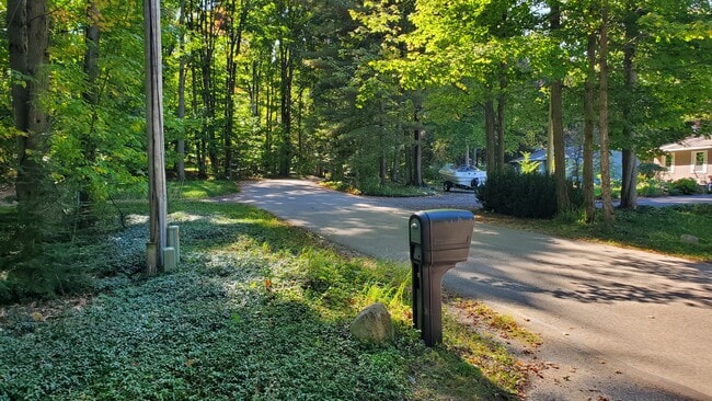 7967 Sunset Dr in Traverse City, MI - Foto de edificio - Building Photo
