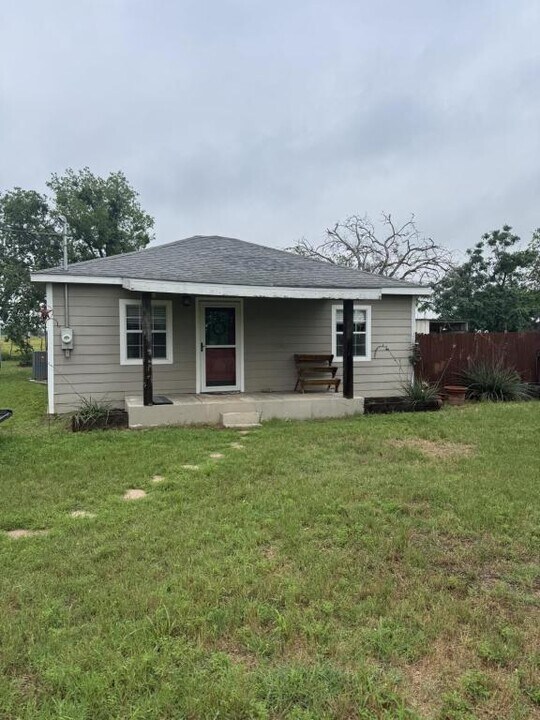 4515 Co Rd 107 in Gatesville, TX - Building Photo