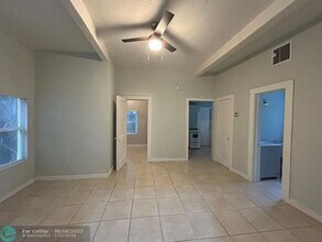 736 Talladega St in West Palm Beach, FL - Foto de edificio - Building Photo