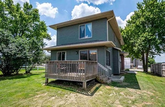 930 Stinocher St in Solon, IA - Foto de edificio - Building Photo