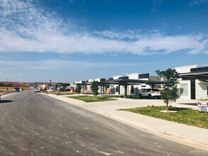 11 West Dr in Pharr, TX - Foto de edificio - Building Photo
