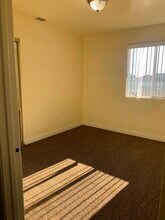 652 E 75th St in Los Angeles, CA - Foto de edificio - Building Photo