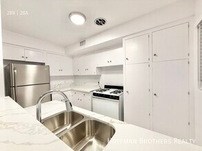 337 S Elm Dr, Unit 3 in Beverly Hills, CA - Building Photo - Building Photo