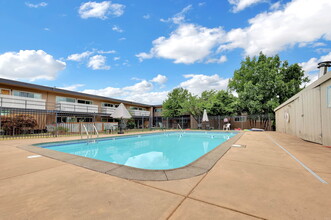 Olympic Villa Apartments in Eugene, OR - Building Photo - Building Photo