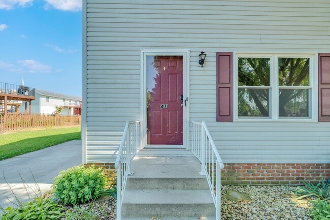 property at 41 Squire Cir