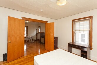 912 Sybil St in Ann Arbor, MI - Building Photo - Building Photo