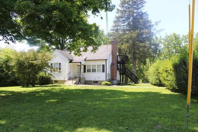 213 Old Bates Gates Rd in New Hampton, NY - Building Photo - Building Photo