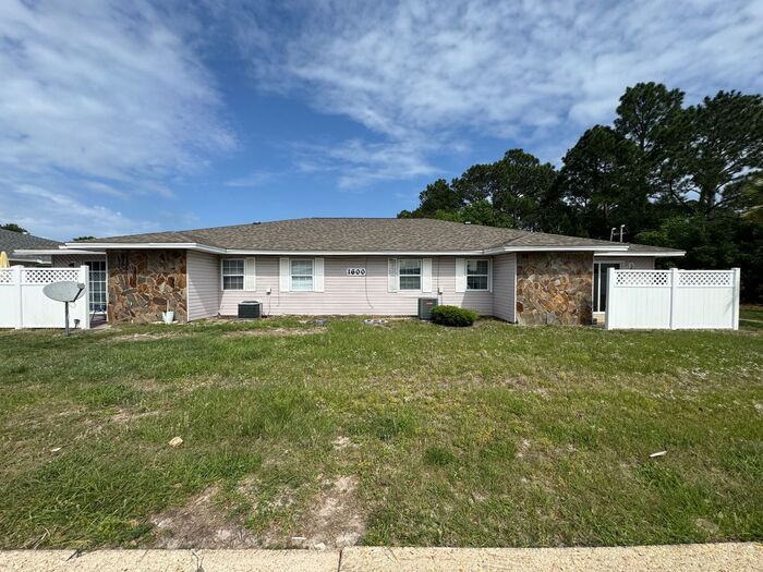 1600 Green Briar Pkwy in Gulf Breeze, FL - Building Photo