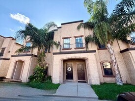 8216 Casa Verde Rd in Laredo, TX - Building Photo