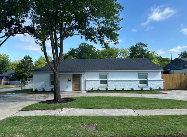 property at 3503 Fontana Dr