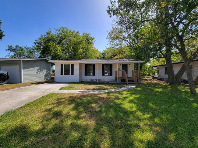 320 Azalea St in Lake Jackson, TX - Foto de edificio - Building Photo
