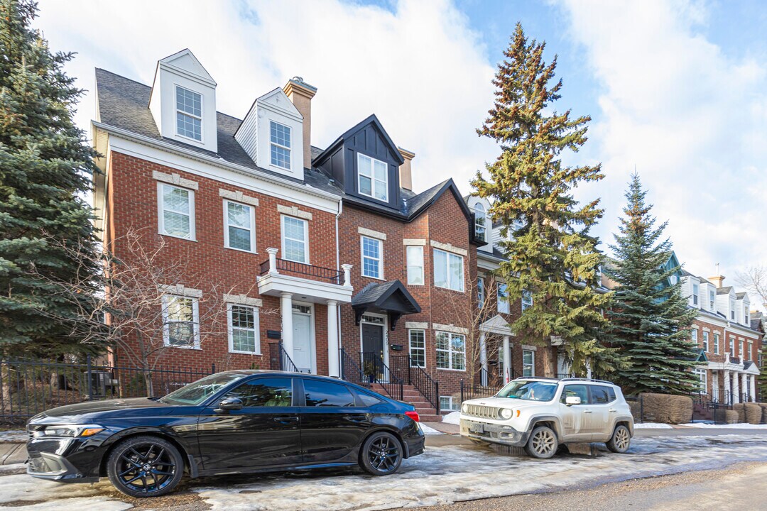 2445 Sorrel Mews SW in Calgary, AB - Building Photo