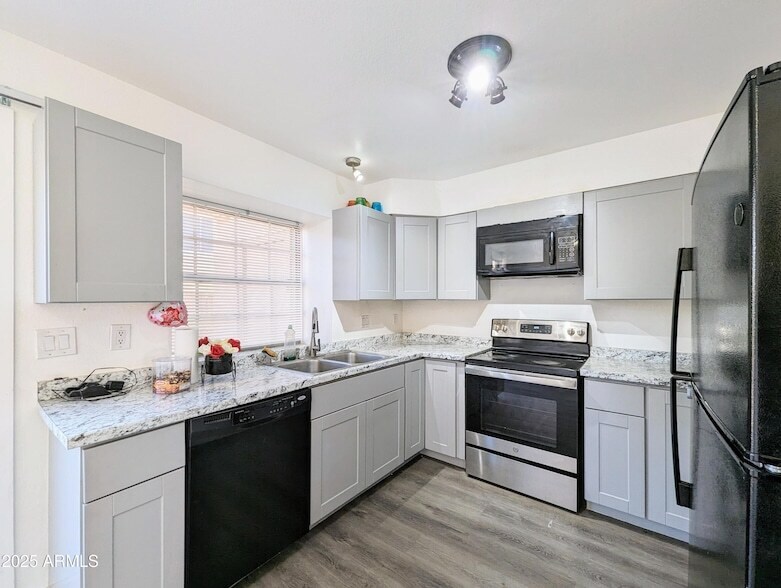 4601 N 102nd Ave in Phoenix, AZ - Building Photo