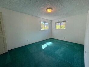 885 NE Sunset St in Roseburg, OR - Foto de edificio - Building Photo