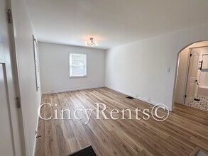 6815 Sunray Ave in Cincinnati, OH - Building Photo - Building Photo