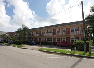 Royal Palm Apartments in Hollywood, FL - Building Photo - Building Photo