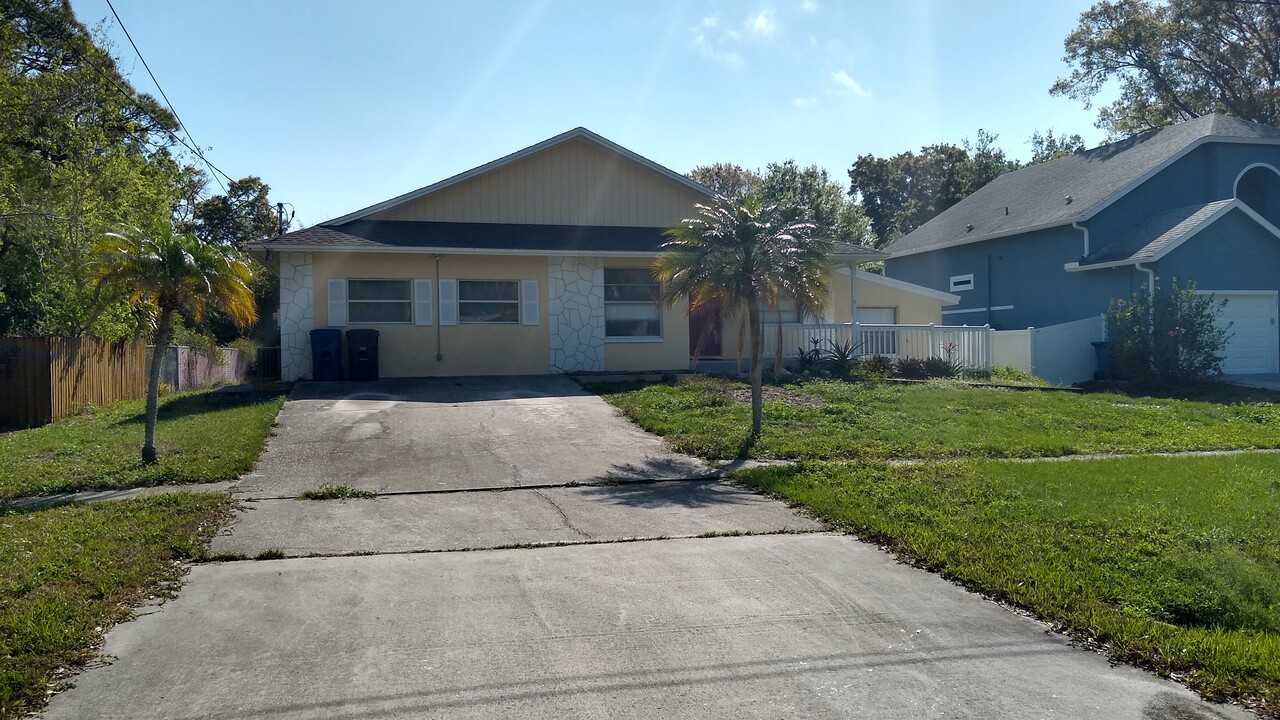 505 Devonshire St in Oldsmar, FL - Foto de edificio