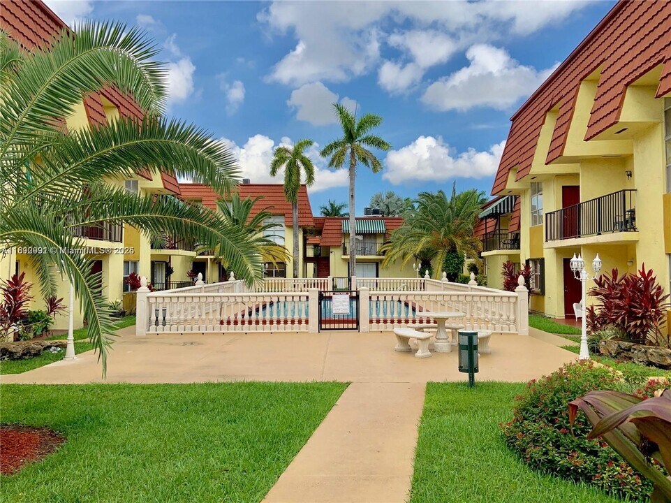 8003 W 6th Ave in Hialeah, FL - Building Photo