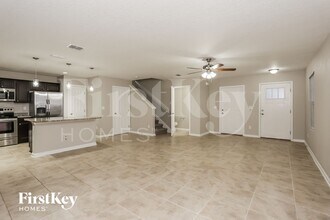 8303 Thor St in Jacksonville, FL - Foto de edificio - Building Photo