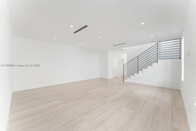 1352 SW 22nd St in Miami, FL - Building Photo - Building Photo