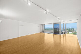 4316 Marina City Dr, Unit 1033 in Marina Del Rey, CA - Building Photo - Building Photo