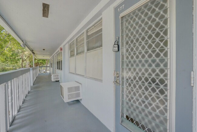 177 Newport Dr in Deerfield Beach, FL - Building Photo - Building Photo