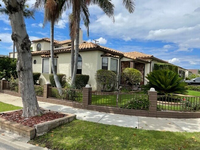 4032 Elsa St-Unit -Main House in Lakewood, CA - Building Photo - Building Photo