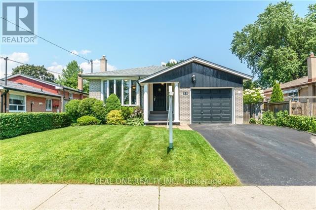 22 Dunstall Crescent in Toronto, ON - Building Photo