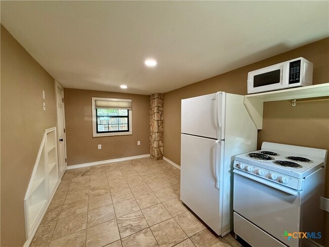 1133 Belvin St in San Marcos, TX - Building Photo - Building Photo