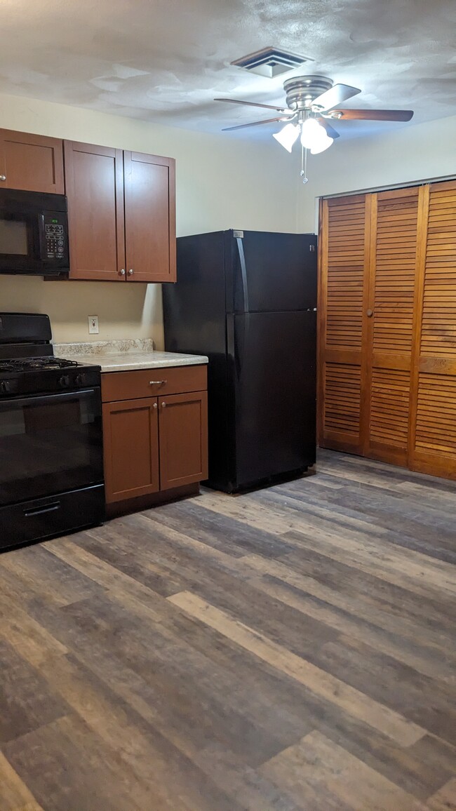 303 E Adams St, Unit A in O'Fallon, IL - Foto de edificio - Building Photo