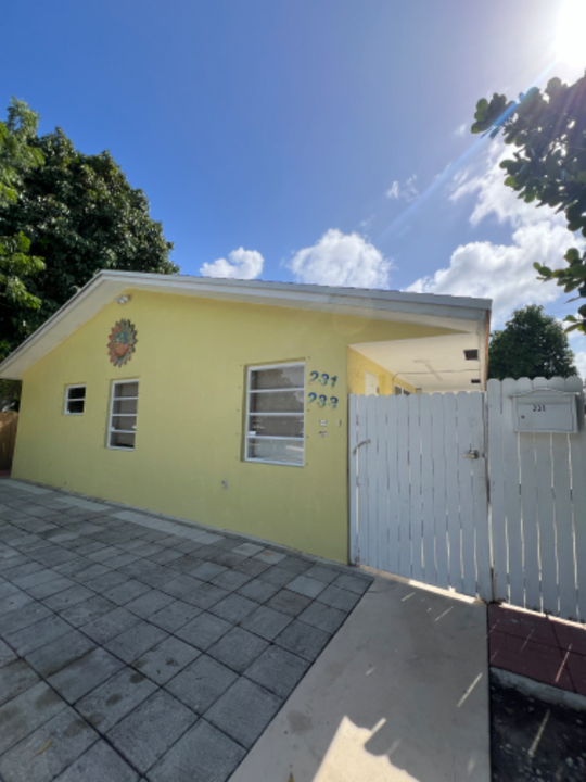 231 SW 15th St in Dania Beach, FL - Building Photo