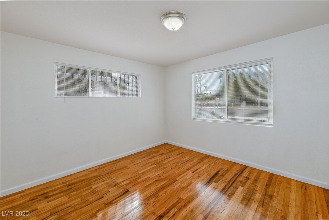 2305 Santa Paula Dr in Las Vegas, NV - Building Photo