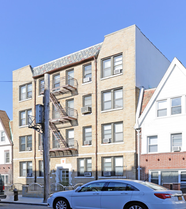 21-46 29th St in Astoria, NY - Building Photo