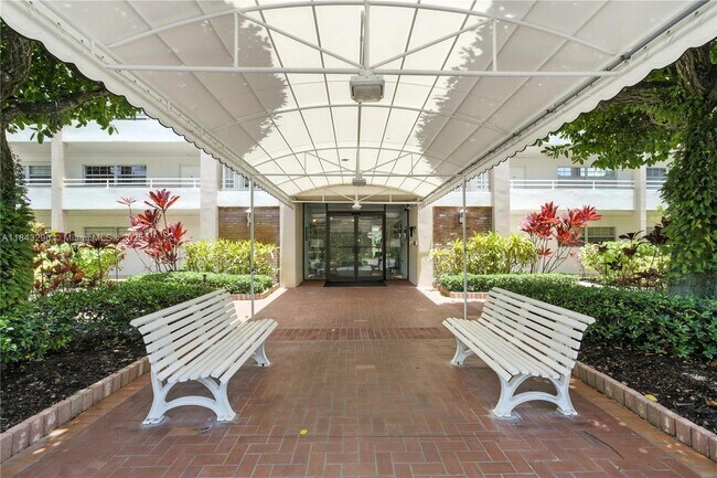 property at 3850 Oaks Clubhouse Dr
