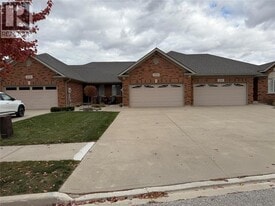 1520 Skinner St in Lasalle, ON - Building Photo