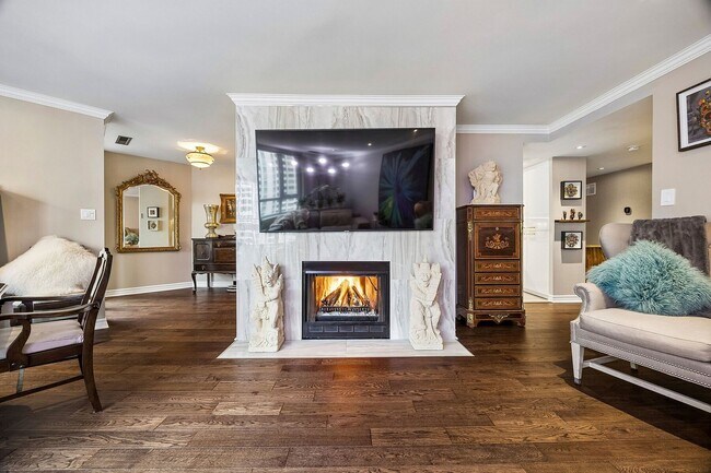 55 Wellesley St E in Toronto, ON - Building Photo - Building Photo
