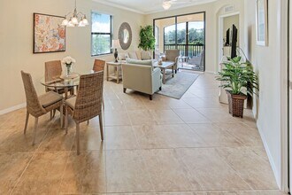 9735 Acqua Ct in Naples, FL - Foto de edificio - Building Photo