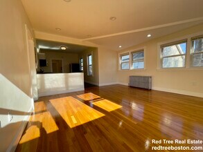 2572 Massachusetts Ave, Unit 2 in Cambridge, MA - Foto de edificio - Building Photo