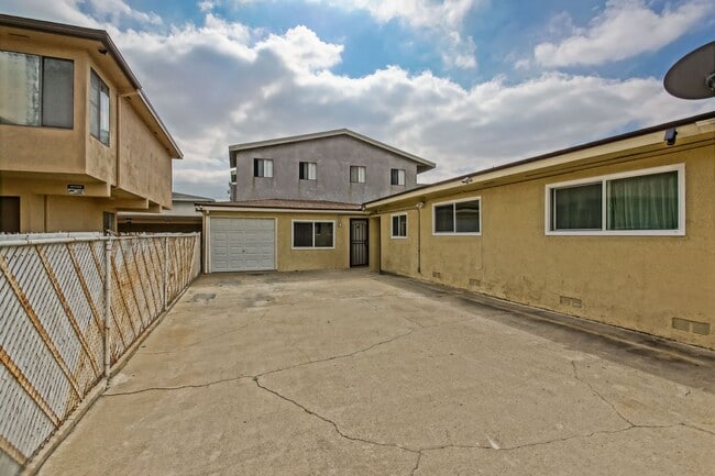 11864 Manor Dr in Hawthorne, CA - Building Photo - Building Photo
