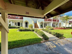 10500 Village Dr in Seminole, FL - Foto de edificio - Building Photo