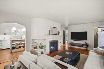 80 Lakeshore Dr in East Greenwich, RI - Building Photo - Building Photo