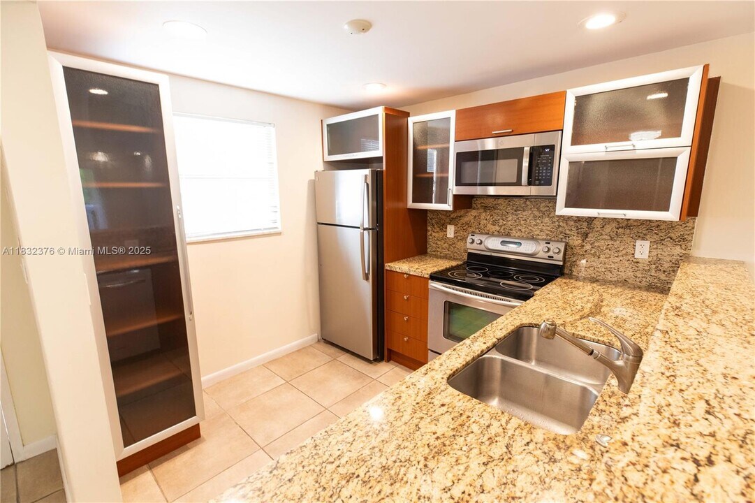 100 Edgewater Dr in Miami, FL - Building Photo