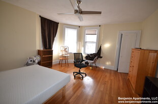 234 Cypress St, Unit 2 in Brookline, MA - Building Photo
