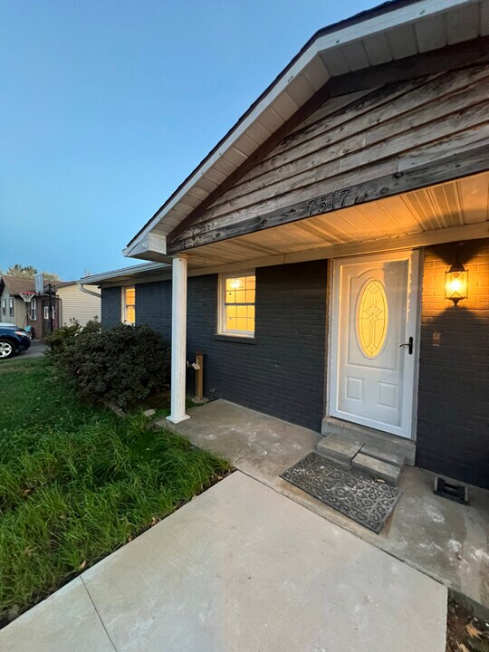 7517 Bayard Park Dr in Evansville, IN - Building Photo