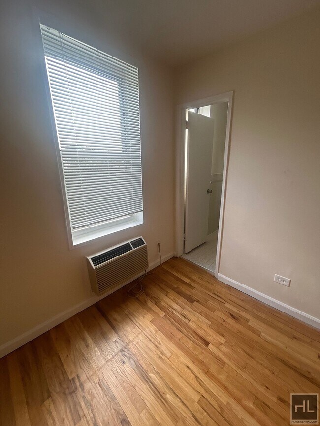 GRAND CENTRAL PARKWAY, Unit 3B in Queens, NY - Building Photo - Building Photo