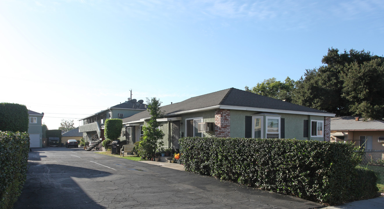 240-244 E Providencia Ave in Burbank, CA - Building Photo