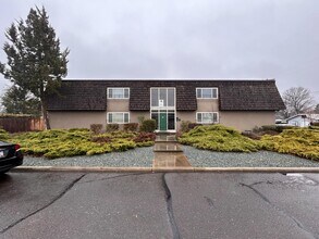 225 N 8th St in Central Point, OR - Building Photo - Building Photo