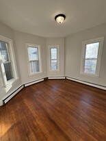 52 Cedar Street, Unit Apt 1R in Haverhill, MA - Foto de edificio - Building Photo